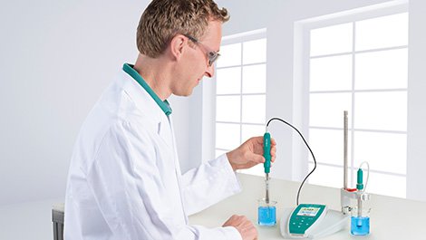 913-pH-meter-with-operator-in-the-lab.jpg
